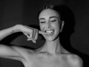 Belen Rodriguez con un dito in bocca sorridente in uno scatto su instagram