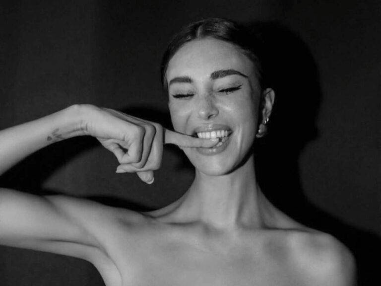 Belen Rodriguez con un dito in bocca sorridente in uno scatto su instagram