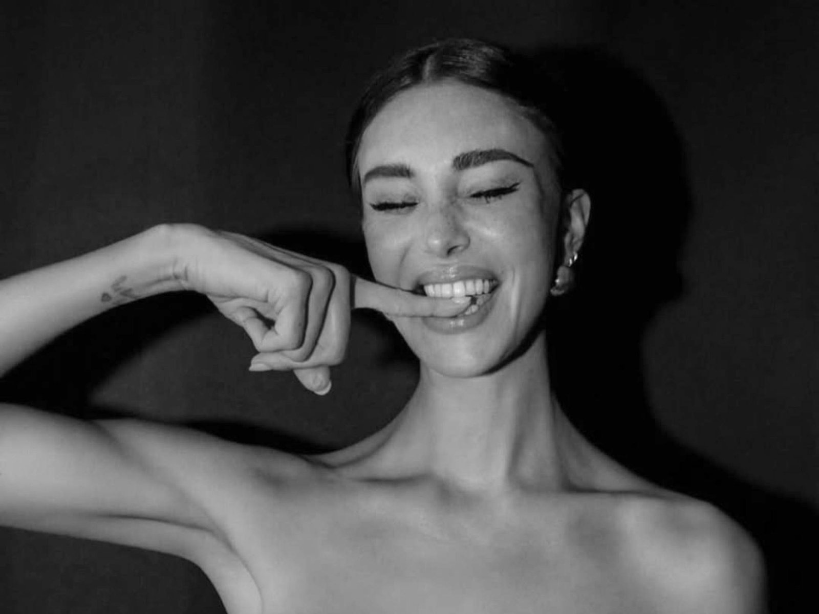 Belen Rodriguez con un dito in bocca sorridente in uno scatto su instagram