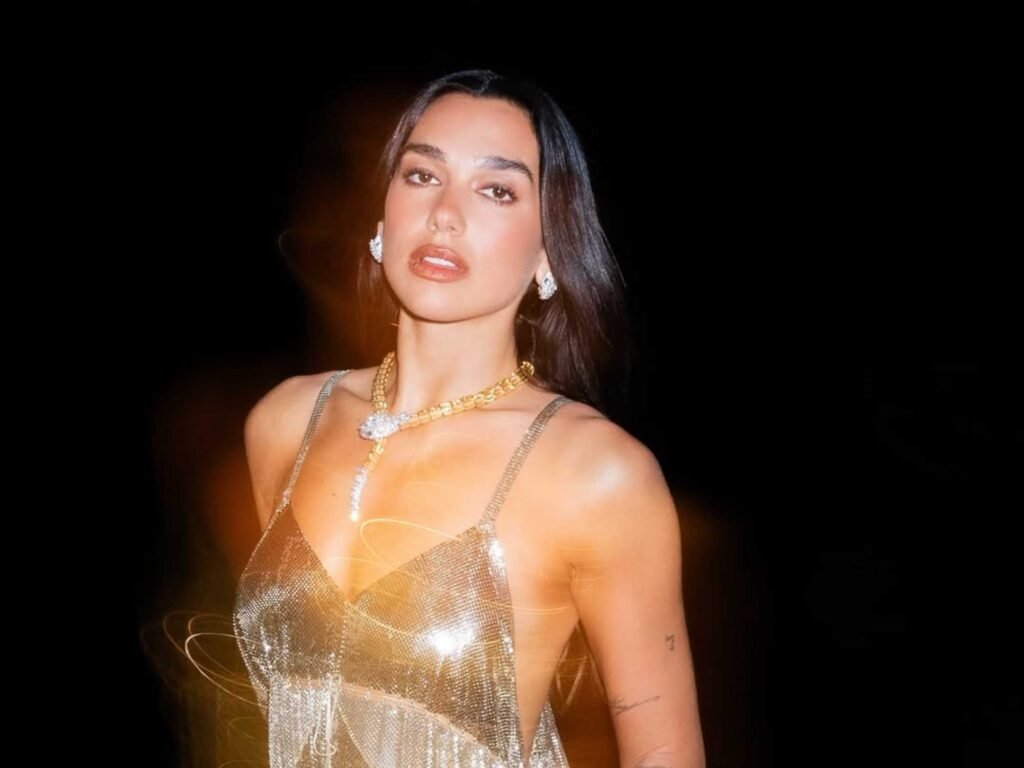 dua lipa in posa su instagram con un abito oro scollato in paillettes