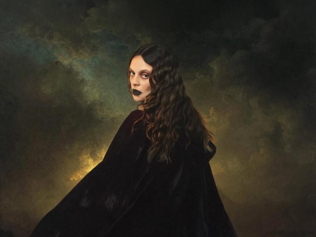 francesca michielin in una posa fotografica per annunciare il suo singolo una donna non può e l'uscita dell'album magia bianca