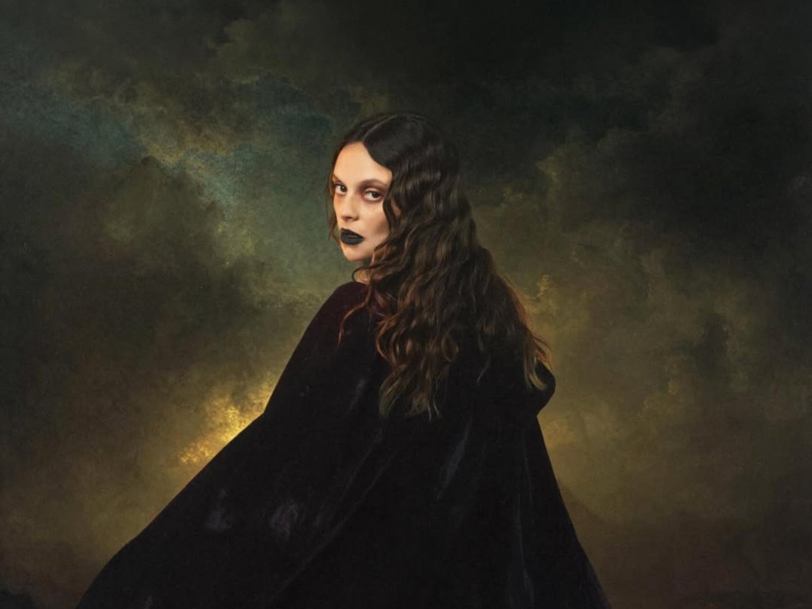 francesca michielin in una posa fotografica per annunciare il suo singolo una donna non può e l'uscita dell'album magia bianca