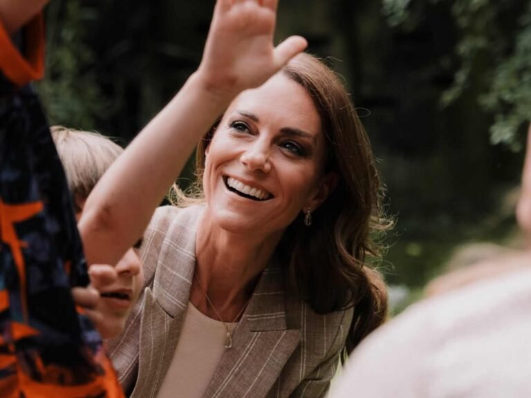 kate middleton sorridente insieme a dei bambini
