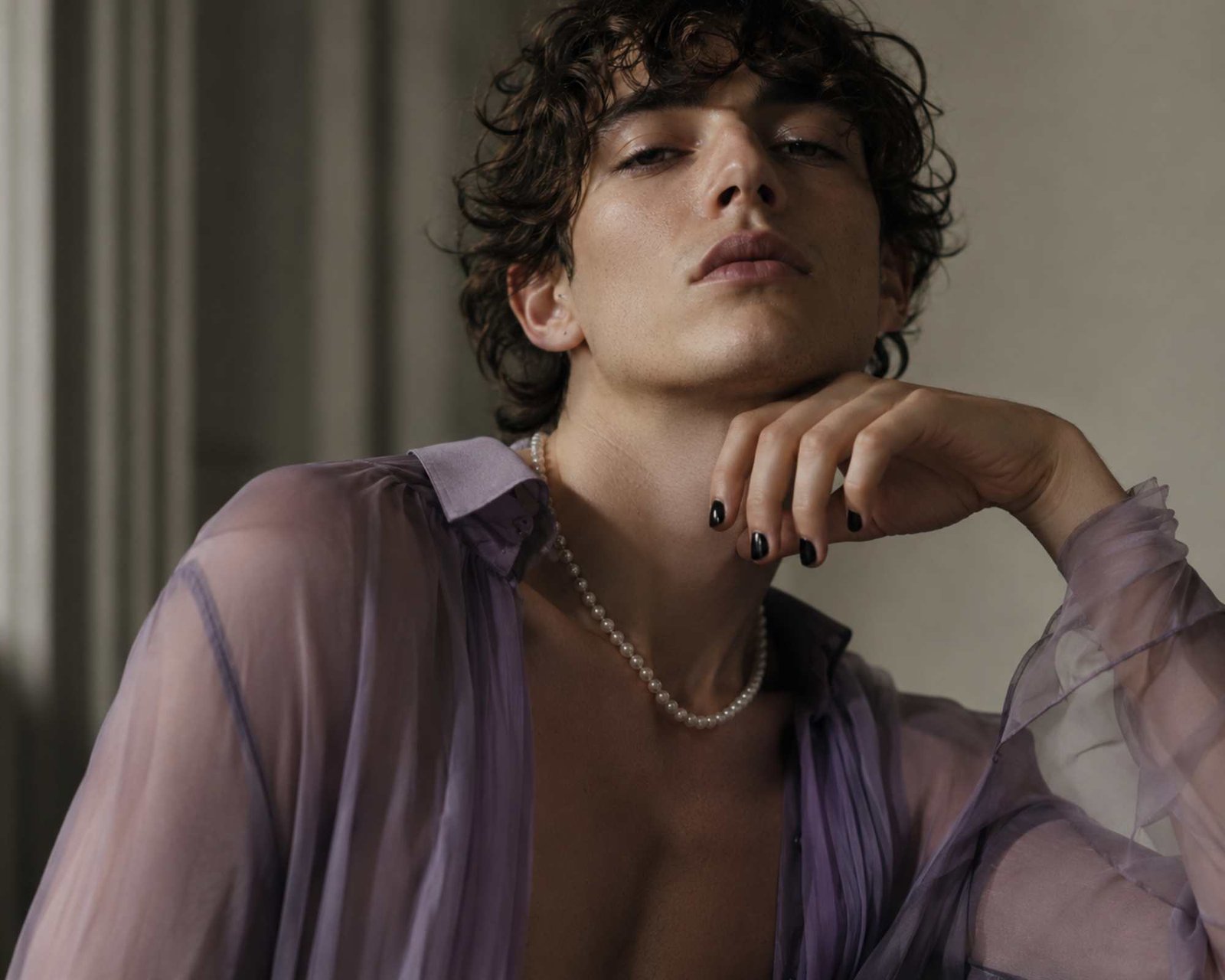 un modello con un look andorgino e genderless