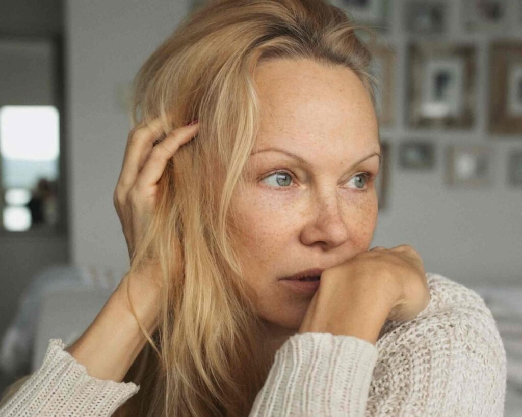 pamela anderson in posa senza trucco