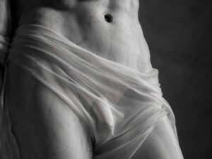 una statua in marmo coperta da un velo semi trasparente