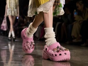 Una modella sfila in passerella indossando delle crocs dall'estetica ugly