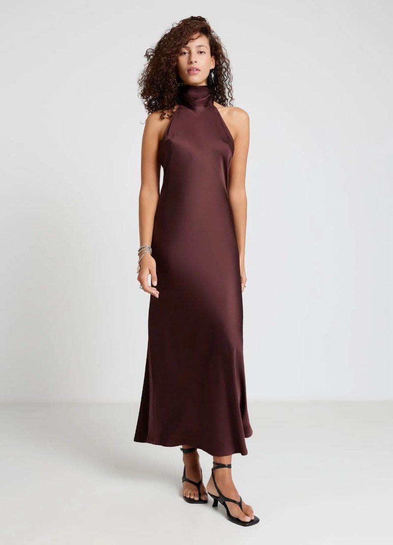 modella indossa abito in simil satin calliope