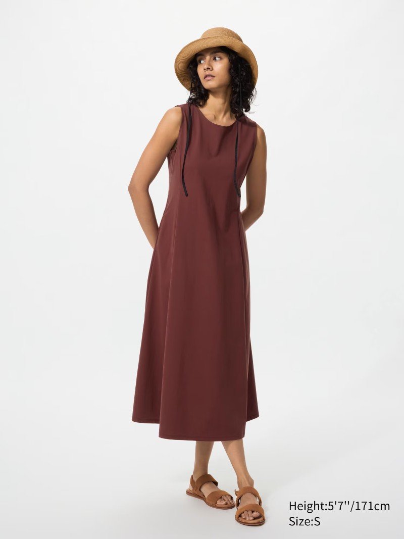 modella indossa abito lungo marrone uniqlo