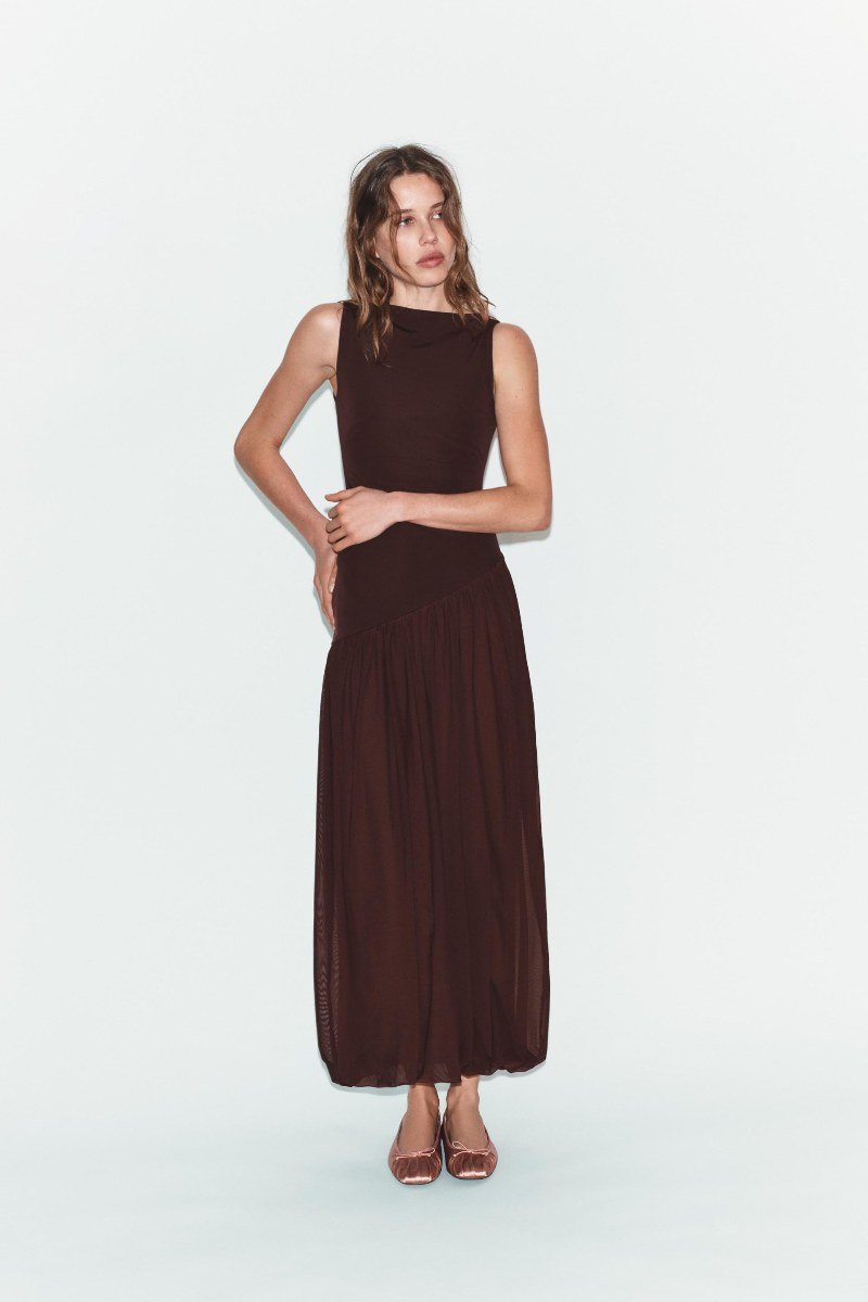 modella indossa abito lungo con fondo palloncino zara