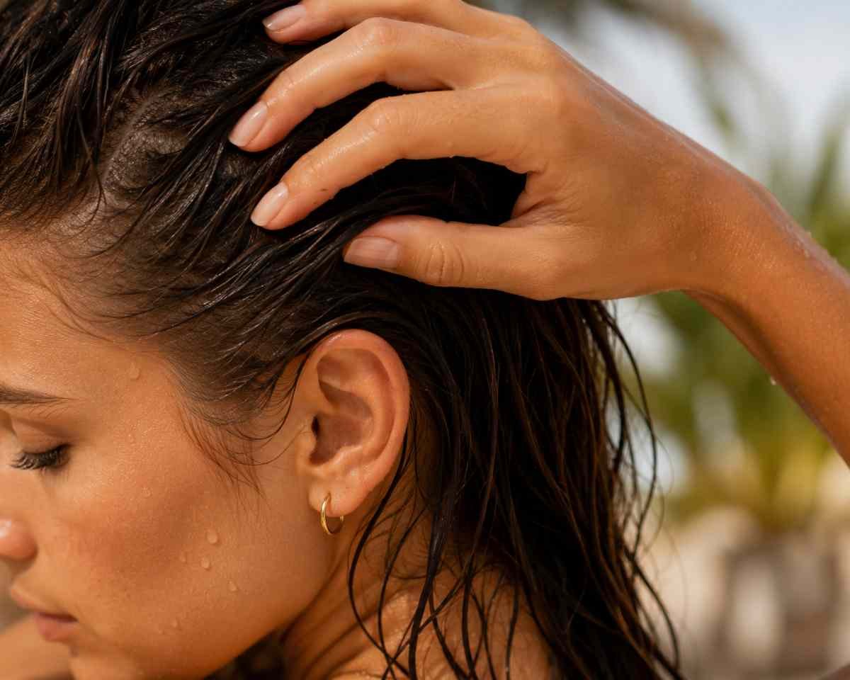 ragazza tocca il proprio cuoio capelluto