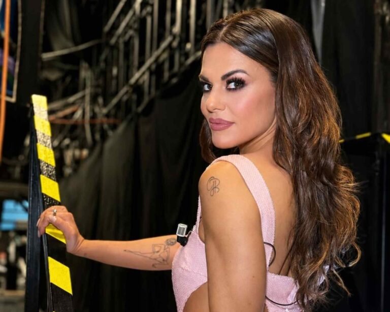bianca guaccero indossa un abito rosa con spalline abbondanti