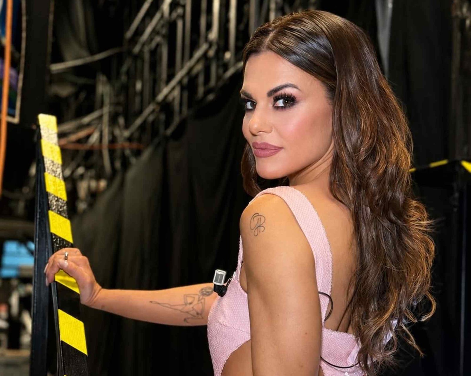 bianca guaccero indossa un abito rosa con spalline abbondanti