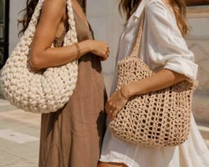 due donne indossano una borsa chunky color palla e una borsa crochet color sabbia