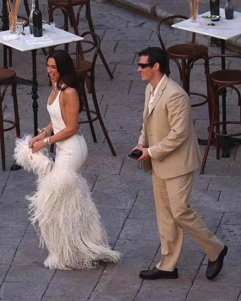 dua lipa e callum turner arrivano ai festeggiamenti a Palermo