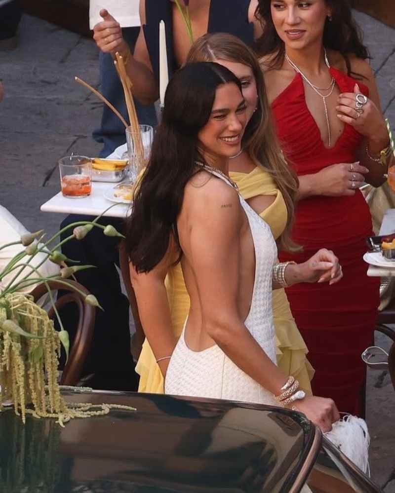 dua lipa sorridente mentre festeggia a palermo con gli invitati il giorno del suo matrimonio