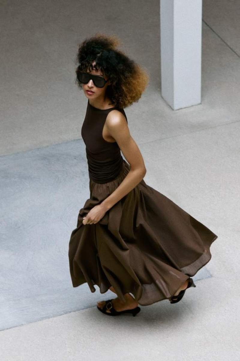 modella indossa gonna lunga zara marrone