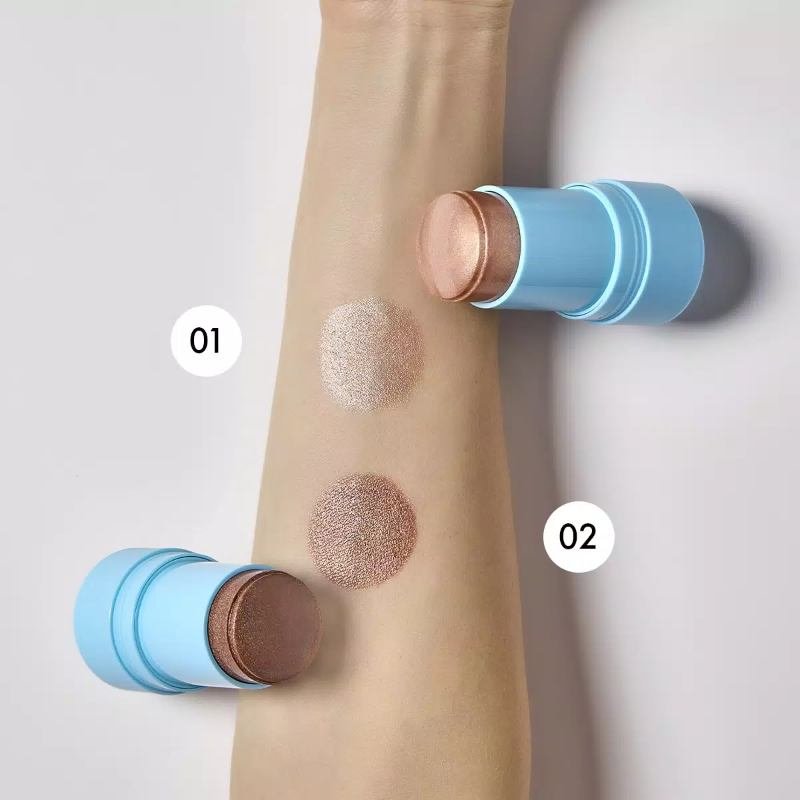 le due colorazioni dell'illuminante stick hey glow let's go di michelle hunziker con goovi