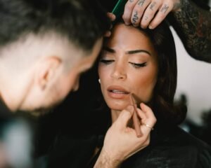 elodie viene truccata da un make up artist