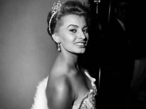 sophia loren nel 1954 al london film festival indossa una pelliccia bianca e una tiara sul capo